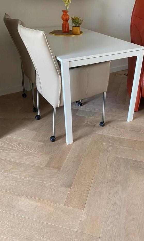 Ikea tafel kleur wit. Stevig model. Metalen poten, Huis en Inrichting, Tafels | Eettafels, Zo goed als nieuw, 50 tot 100 cm, Rechthoekig