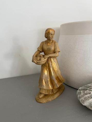 Beeldje vrouw met mand eten / appels. Gouden accenten. beschikbaar voor biedingen