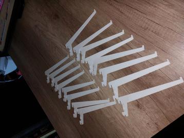 Planken dragers voor railsysteem en een paar rails . beschikbaar voor biedingen