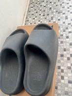 Yeezy slippers  42, Ophalen of Verzenden, Zo goed als nieuw, Zwart