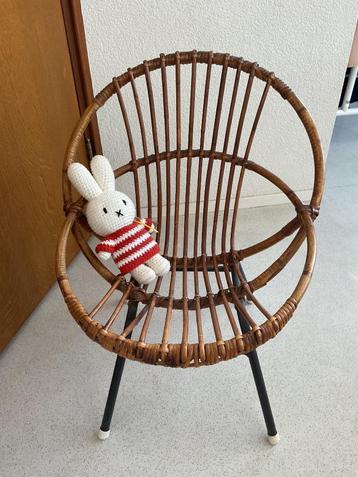 Vintage rotan kinderstoeltje beschikbaar voor biedingen
