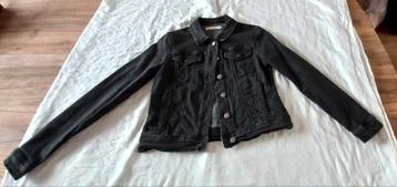 Spijkerjasje beschikbaar voor biedingen