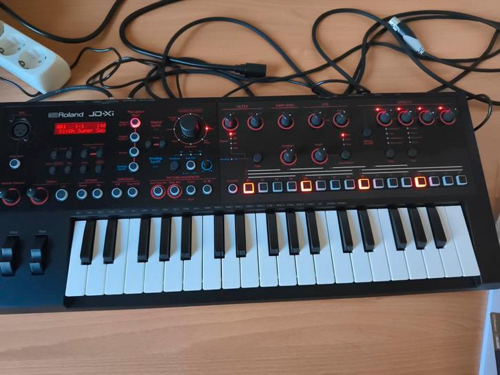 Roland JD-Xi Synthesizer - Zo Goed Als Nieuw!, Muziek en Instrumenten, Synthesizers, Zo goed als nieuw, 49 toetsen, Roland, Met midi-aansluiting