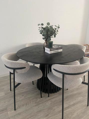 ZGAN Eettafel Seppe + 4 Boucle Stoelen beschikbaar voor biedingen