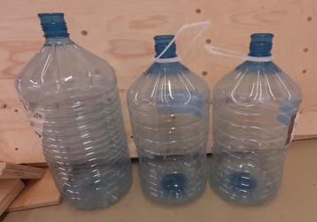 3 grote waterflessen beschikbaar voor biedingen