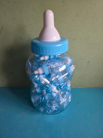 Grote Fles met Miniatuur Babyflesjes beschikbaar voor biedingen