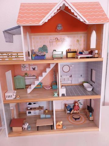Compleet ingericht houten poppenhuis beschikbaar voor biedingen