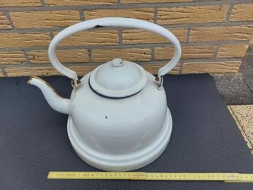 Witte emaille waterketel beschikbaar voor biedingen