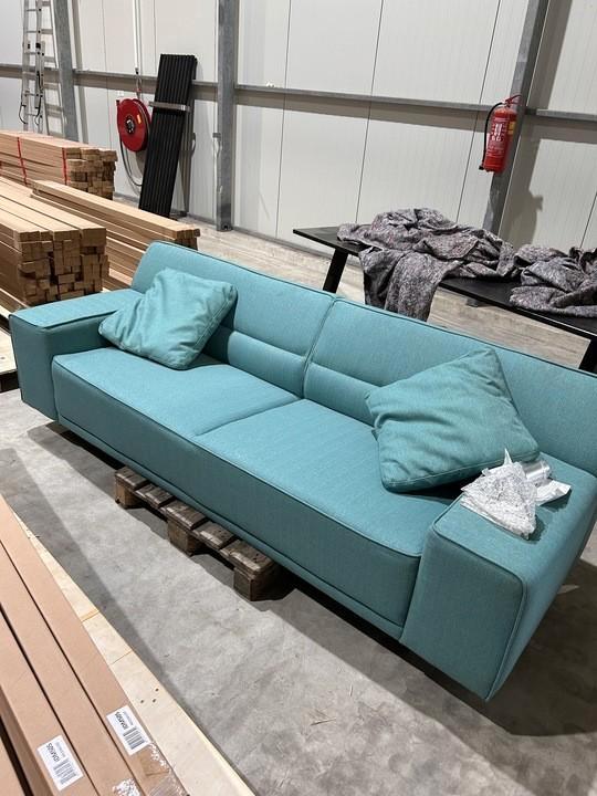 Splinternieuwe turquoise design bank met metalen poten, Huis en Inrichting, Banken | Bankstellen, Gebruikt, Rechte bank, Driepersoons