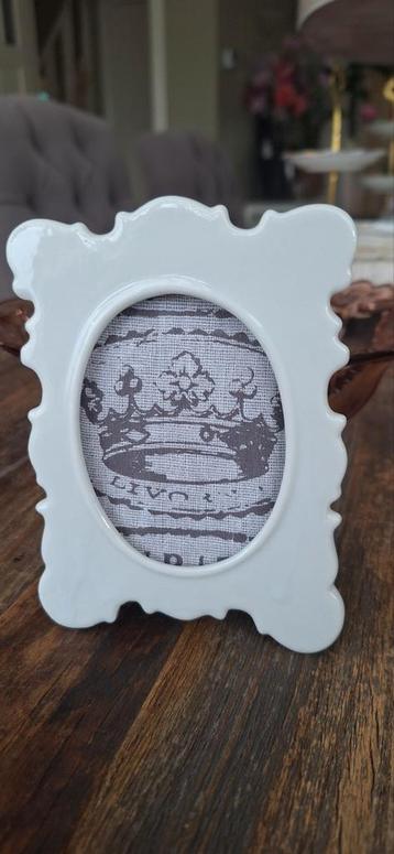Brocante staand fotolijstje wit porselein €5,00 beschikbaar voor biedingen