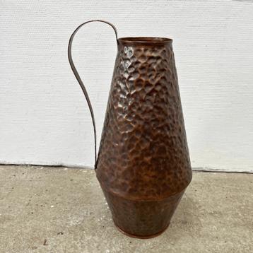 Vintage XL vaas of kan van gehamerd koper  - 52 cm beschikbaar voor biedingen