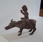 Chinese antieke bronzen beeldje een jongen met fluit en os, Ophalen of Verzenden