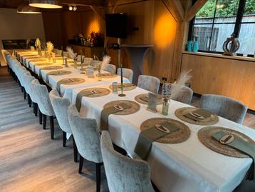 Mooie off white tafellakens en groene servetten beschikbaar voor biedingen
