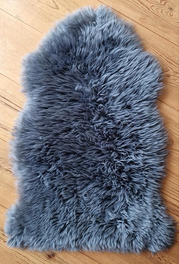 Nieuwe grijze schapenvacht 60x85cm beschikbaar voor biedingen
