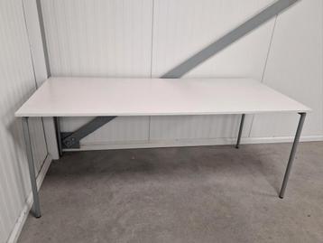 Nette stevige witte tafel / bureau  beschikbaar voor biedingen