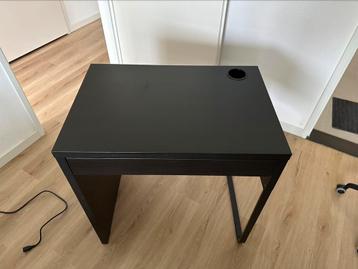 Bureau met kabelgoot beschikbaar voor biedingen