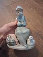 Lladro beeldje 1267 vrouw met eendjes, Ophalen, Zo goed als nieuw, Mens