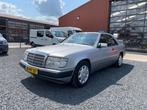 Mercedes-Benz 200-serie 230 CE (bj 1993, automaat), Auto's, Oldtimers, Automaat, Zwart, 132 pk, Bedrijf