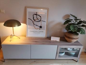 TV-meubel en hoge kast met vitrine, model Besta van Ikea. - afbeelding 2