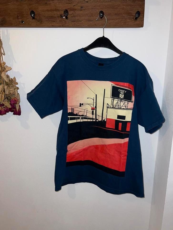 Obey Graphic Tee Billboard maat M, Kleding | Heren, T-shirts, Zo goed als nieuw, Maat 48/50 (M), Blauw, Ophalen of Verzenden