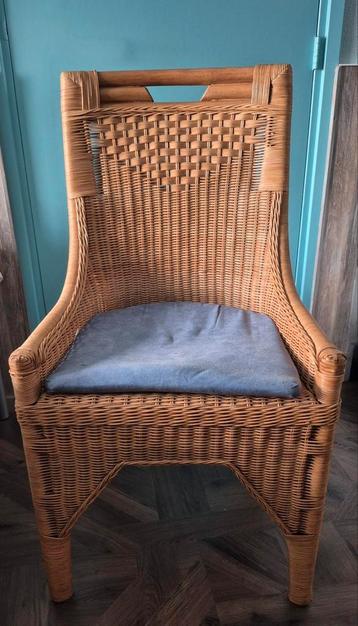 6 Rotan Stoelen met Blauwe Kussens beschikbaar voor biedingen