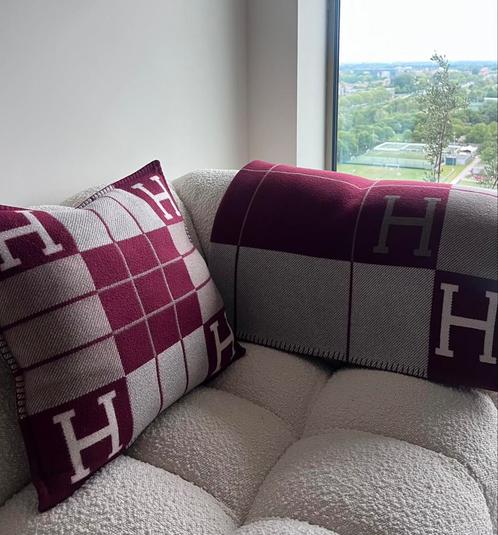 Hermes original plaid/blanket + kussen Bordeaux, Huis en Inrichting, Woonaccessoires | Plaids en Woondekens, Zo goed als nieuw