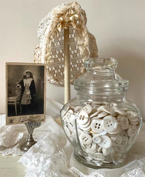 Brocante oude glazen pot gevuld met witte knoopjes, Antiek en Kunst, Curiosa en Brocante, Ophalen of Verzenden