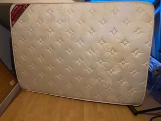 Massief houten bed en Taurus matras, Huis en Inrichting, Slaapkamer | Matrassen en Bedbodems, Zo goed als nieuw, Matras, 140 cm