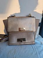Michael kors met portemonnee beige met goud, Sieraden, Tassen en Uiterlijk, Tassen | Damestassen, Ophalen of Verzenden, Zo goed als nieuw