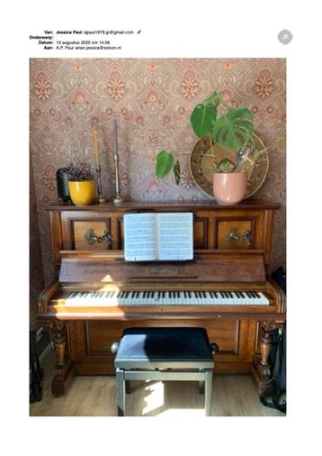 Piano hout met kandelaren beschikbaar voor biedingen