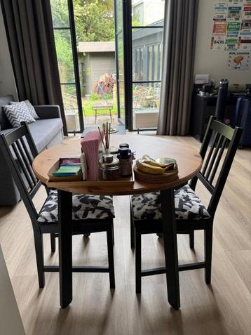 Ronde Eettafel met 2 Stoelen – Stevig & Stijlvol – €70