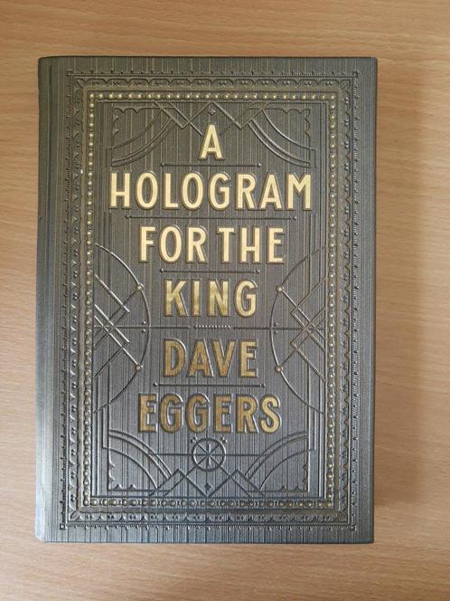 A hologram for the king - Dave Eggers (hardback), Boeken, Romans, Gelezen, Amerika, Ophalen of Verzenden