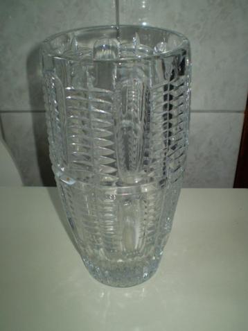 Zware glazen vaas met een hoogte van 26 cm. beschikbaar voor biedingen