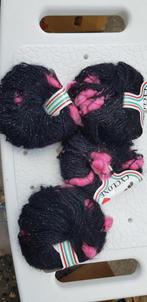 4 bolletjes wol, zwart met roze knotjes, Ophalen of Verzenden, Zo goed als nieuw, Breien of Haken, Wol of Garen