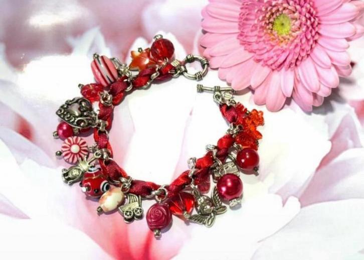 Unieke rode armband met bedels & kralen, Sieraden, Tassen en Uiterlijk, Armbanden, Zo goed als nieuw, Rood, Met bedels of kralen