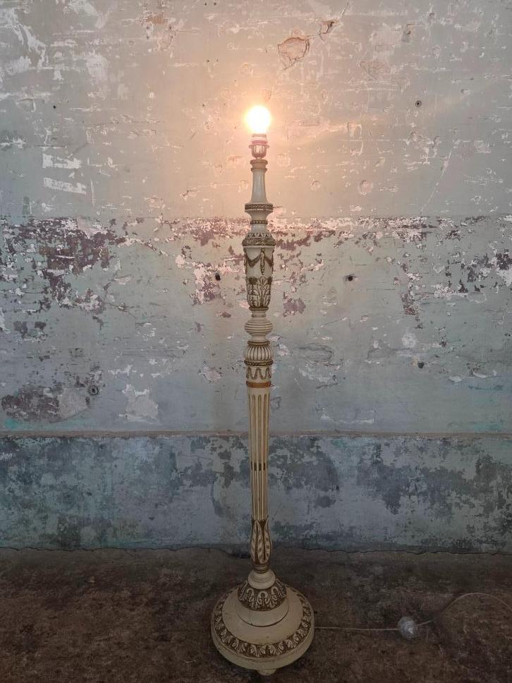 Antieke vloerlamp – Klassiek / Barok stijl, Huis en Inrichting, Lampen | Vloerlampen, Gebruikt, 150 tot 200 cm, Hout, Overige materialen