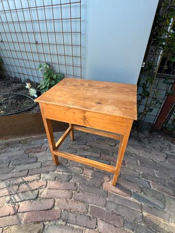 Houten tafel kastje  beschikbaar voor biedingen