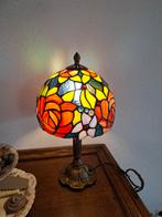 Mooie kleurrijke Tiffany tafellamp 36 cm hoog, Ophalen of Verzenden, Nieuw, Glas, Tiffany