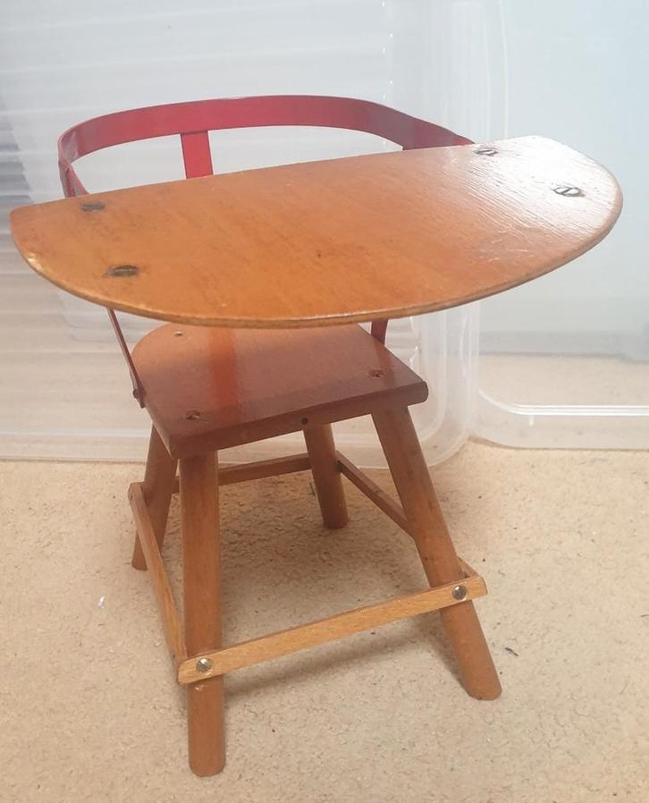 Houten poppenstoel uit jaren 50. Rood metalen rugleuning., Kinderen en Baby's, Speelgoed | Houten speelgoed, Zo goed als nieuw