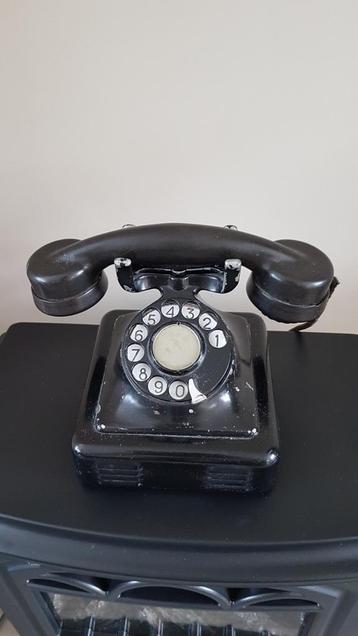 Antieke bakelieten telefoon beschikbaar voor biedingen