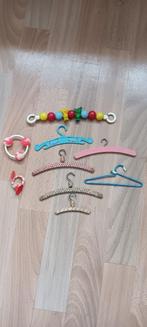 Lot oude poppen kleerhangertjes en speeltjes, Verzamelen, Ophalen of Verzenden, Gebruikt, Accessoires