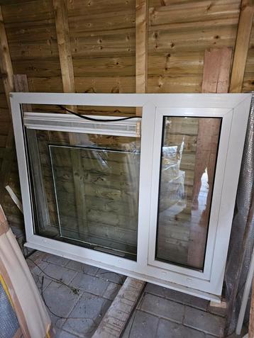 Kunststof raamkozijn dubbel glas beschikbaar voor biedingen