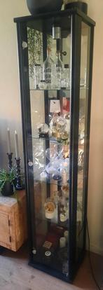 Zwarte vitrinekast met spiegelwand, Huis en Inrichting, Kasten | Vitrinekasten, Ophalen, Minder dan 50 cm, 25 tot 50 cm, Met deur(en)