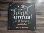 Leer Handletteren Oefenboek - Hemelsblauw, Boeken, Ophalen of Verzenden, Zo goed als nieuw, Tekenen en Schilderen, Hanneke Bos, Annemarije de Vlaam