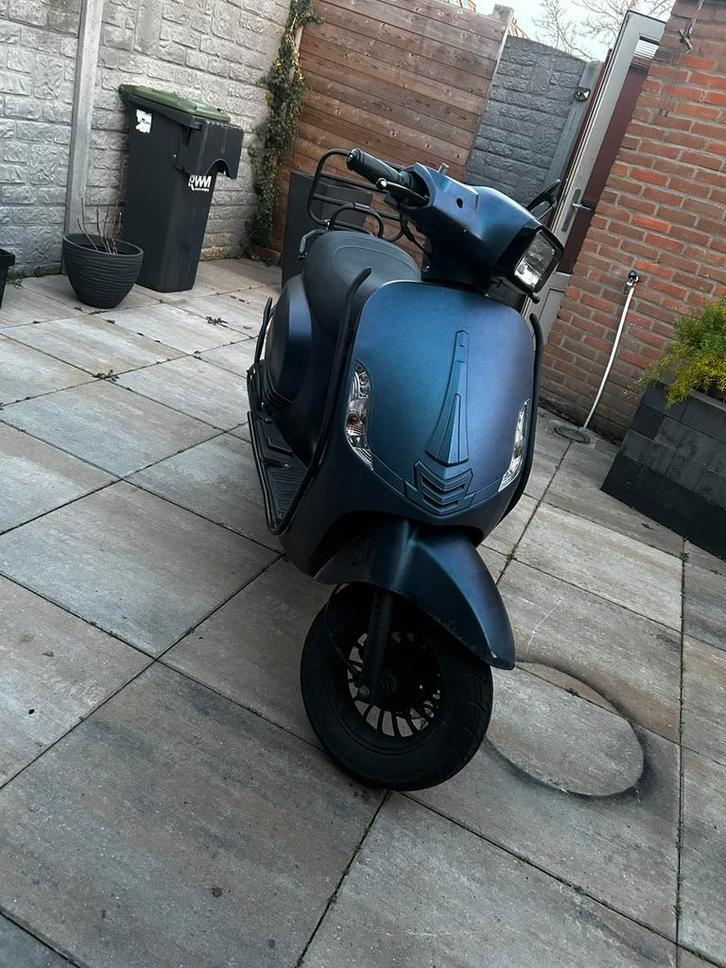 BTC Riva sport 50cc scooter, Fietsen en Brommers, Snorfietsen en Snorscooters, Zo goed als nieuw, Overige merken, Benzine, Ophalen