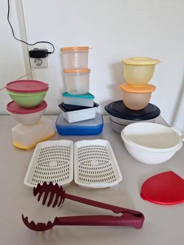 Tas vol Tupperware, kommen, serveerschaal, bakjes beschikbaar voor biedingen