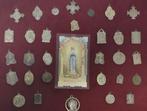324  31 mooie medailles van Lourdes op rode achtergrond, Overige typen, Ophalen of Verzenden, Christendom | Katholiek, Zo goed als nieuw