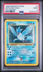 PSA 9 - Articuno Holo 1st Edition #2 (2000 Pokemon Fossil), Hobby en Vrije tijd, Verzamelkaartspellen | Pokémon, Ophalen of Verzenden