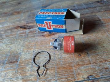 N.O.S oldtimer PNEUTON blinkgeber flasher clignoteur beschikbaar voor biedingen