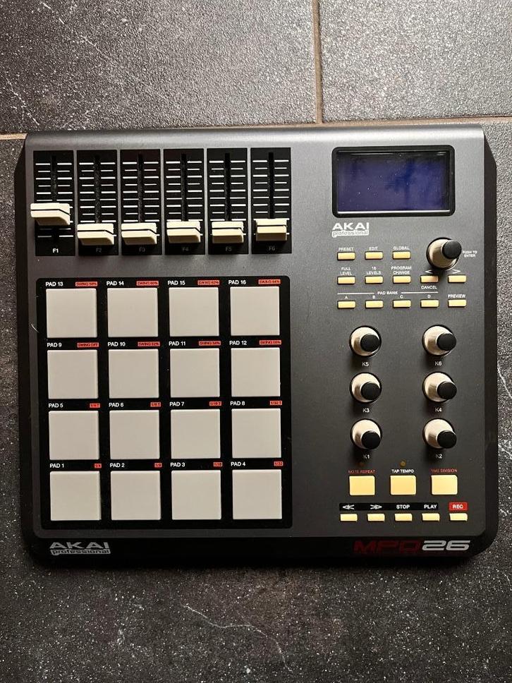 Akai MPD26 midi controller, Muziek en Instrumenten, Midi-apparatuur, Gebruikt, Ophalen